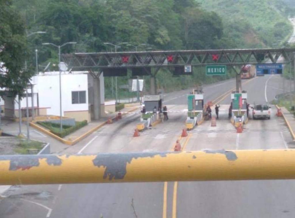El operativo para liberar la caseta 181 localizada en Malpasito, en los límites entre Tabasco y Chiapas, dejó un ciudadano fallecido y al menos siete detenidos, luego de registrarse una reyerta con las fuerzas conjuntas de ambos estados, reportó el gobierno de Tabasco. (ESPECIAL)