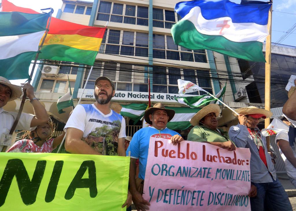 Las protestas por un supuesto fraude electoral a favor del presidente de Bolivia, Evo Morales, se trasladaron este lunes frente a instituciones públicas. (EFE)