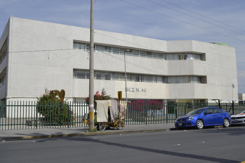 El hombre fue trasladado a las instalaciones de la Clínica 46 del Instituto Mexicano del Seguro Social, donde recibió atención médica. (ARCHIVO)