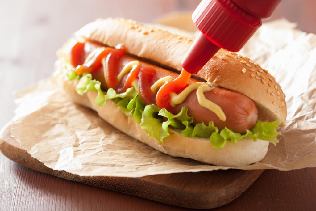 La cátsup es un aderezo muy popular que suele acompañar las hamburguesas, papas a la francesa, hot dogs y más. (ARCHIVO) 