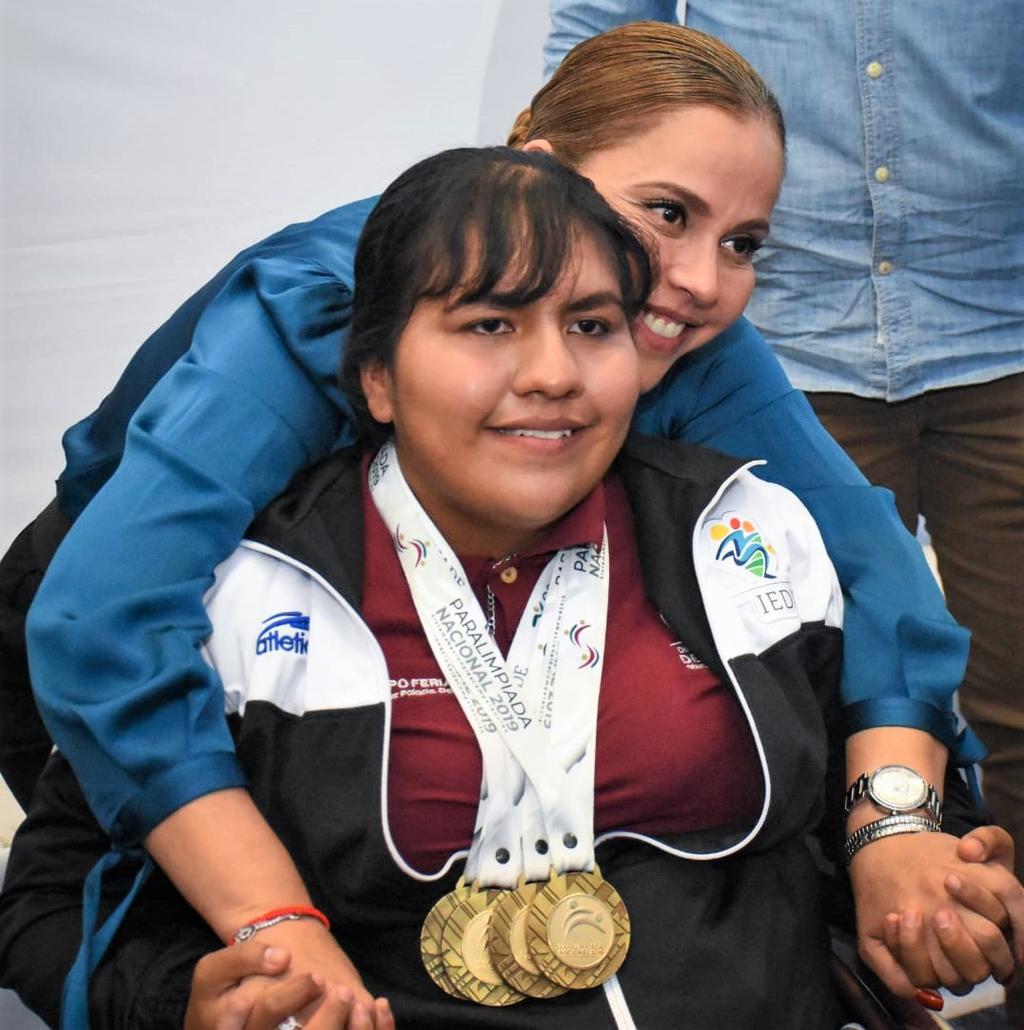La presidenta municipal, Marina Vitela Rodríguez, reconoció el esfuerzo de los atletas y de los 'héroes que están detrás de sus logros: sus padres y entrenadores'. (EL SIGLO DE TORREÓN)