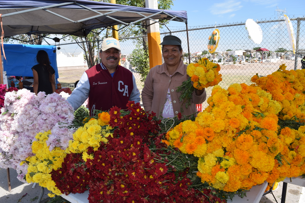 Cada año, Martha Alicia Rodríguez e Israel Domínguez venden flores en el cementerio.
