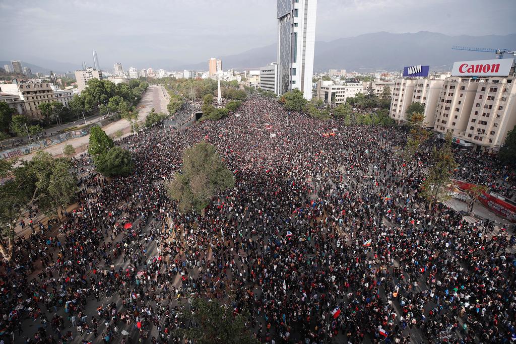 La manifestación más numerosa tuvo lugar en la céntrica Plaza Italia de Santiago de Chile, donde participaron miles de personas que devolvieron la efervescencia a las exigencias en el país. (EFE)