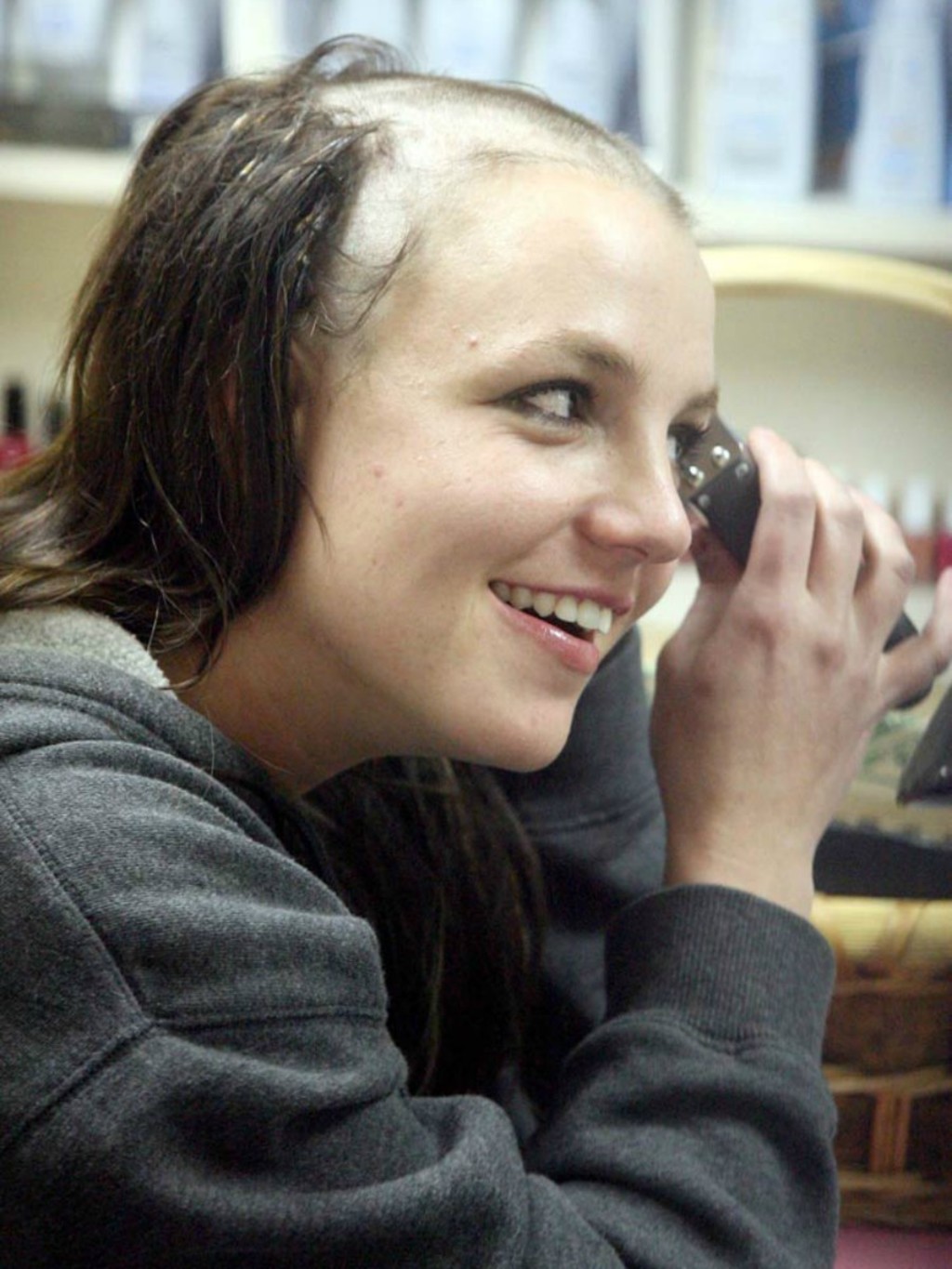 Crisis. Britney Spears tomó la decisión de entrar al salón de belleza y raparse la cabeza frente a miles de miradas atónitas. (ESPECIAL) 