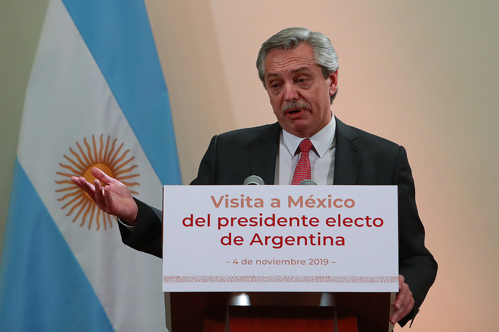 Para el presidente electo, Alberto Fernández, la política monetaria de Mauricio Macri generó la fuga de capitales. (EFE)