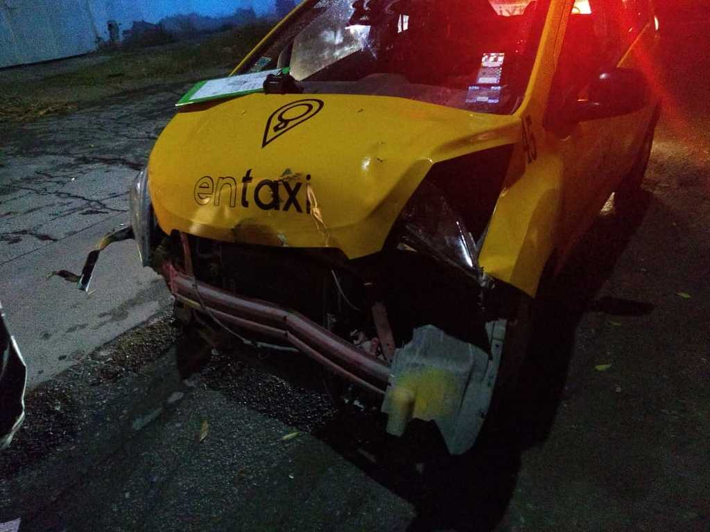 Operador de ambulancia se pasa semáforo en rojo y choca contra taxi de madrugada; los daños se estimaron en 80 mil pesos. (EL SIGLO DE TORREÓN)