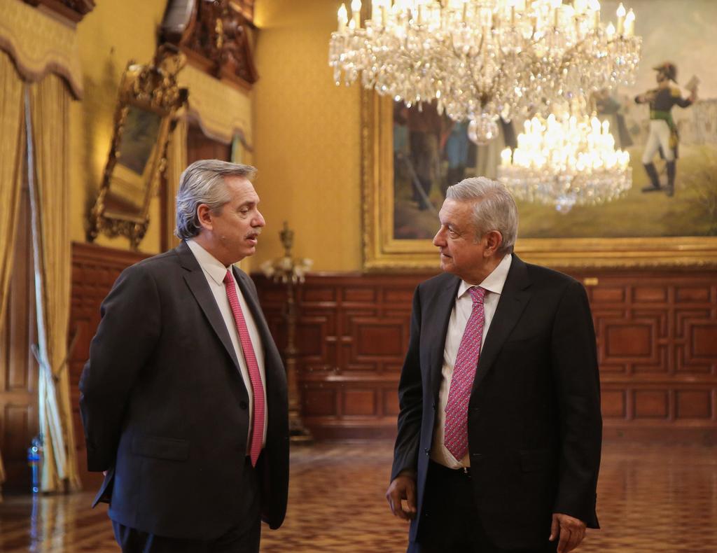 El presidente electo de Argentina (izq) junto a López Obrador. (EFE)