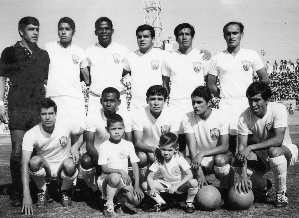 'La Caica' Zamora (centro abajo) antes de un partido con los Diablos Blancos de Torreón que se disputó en el Estadio de la Revolución en 1969.