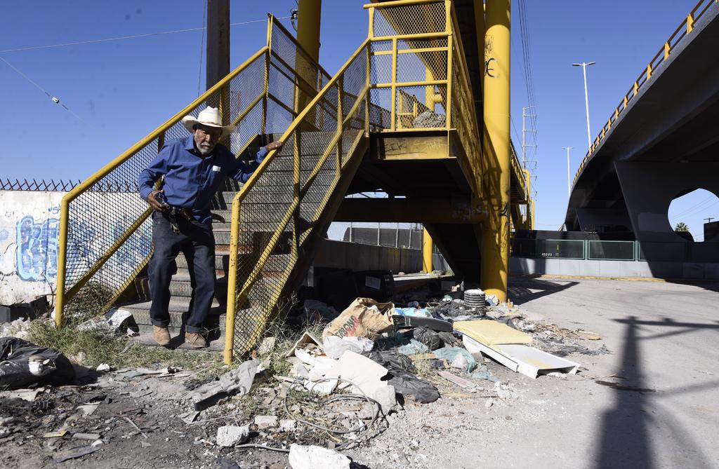 En la omisión. Los pasos peatonales que conectan a las colonias Las Julietas y Las Dalias en Torreón se encuentran en malas condiciones y sin mantenimiento. 
