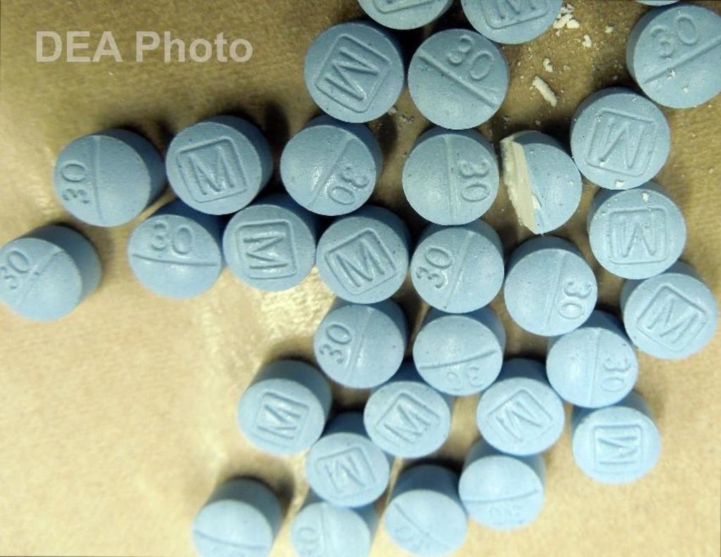 La Agencia Antidrogas (DEA) alertó a la población de medicamentos de receta médica adulterados con fentanilo que están matando a estadounidenses. (ESPECIAL)