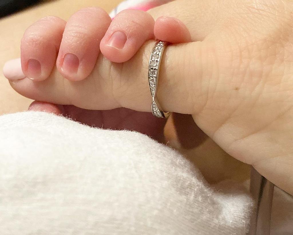Laintegrante de OV7 dio la noticia en su Instagram en
donde subió una foto donde su pequeñole toma un dedo dela mano. (ESPECIAL)