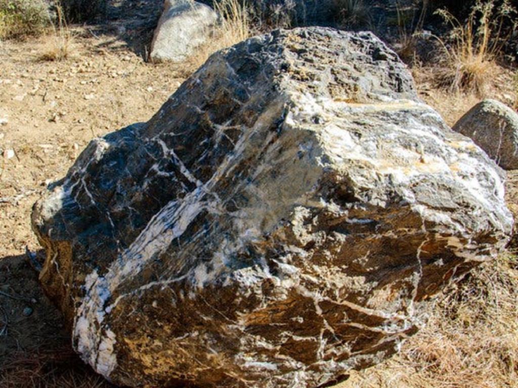 La roca pesa mil kilos, así que moverla debió haberse hecho evidente y a simple vista. (INTERNET)