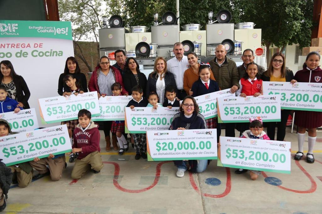 El DIF estatal entregó equipos de cocina a 18 escuelas de La Laguna dentro de los programas de 'Mi fortidesayuno' y Copusi. (CORTESÍA)