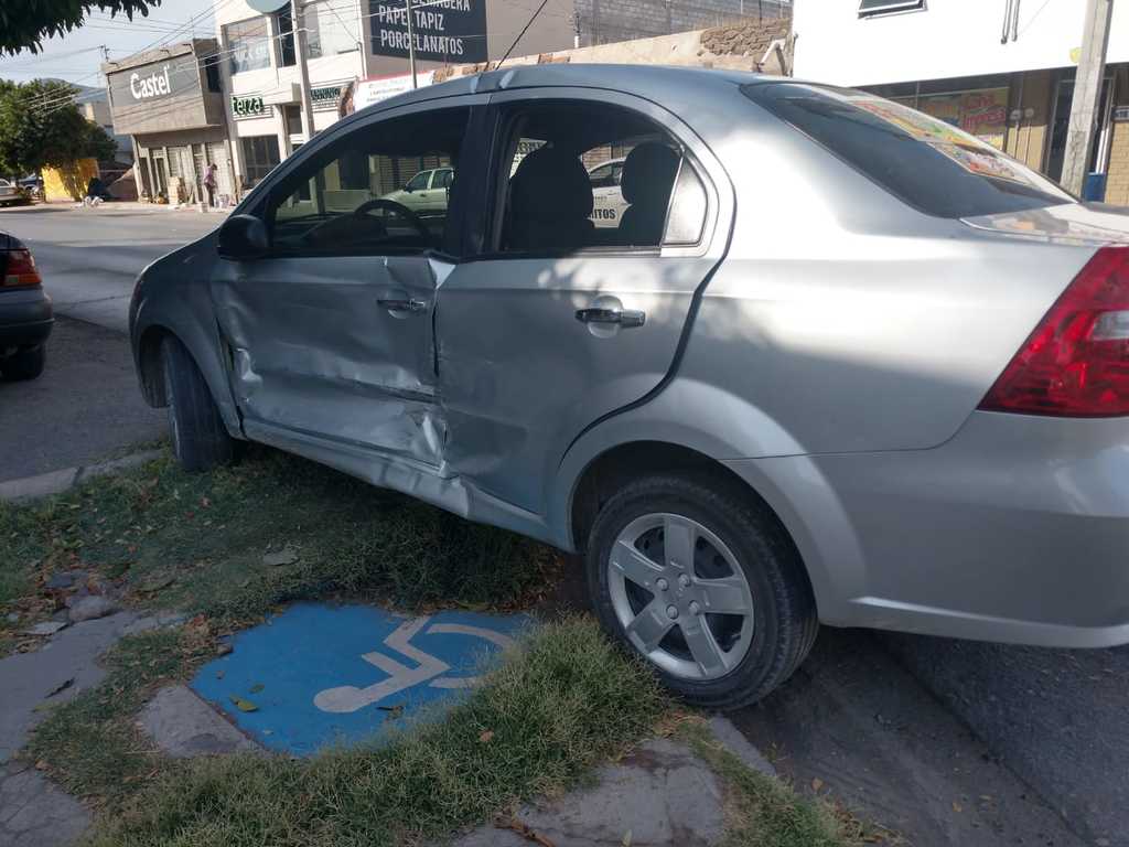 El Aveo registró daños en la parte lateral, del lado del conductor, tras atravesársele al otro vehículo. (EL SIGLO DE TORREÓN)