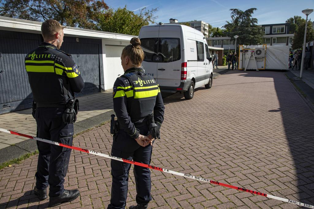 La Policía militar holandesa ha hallado este miércoles a dieciséis personas, doce adultos y cuatro menores de diferentes nacionalidades, escondidas en un camión. (ARCHIVO)