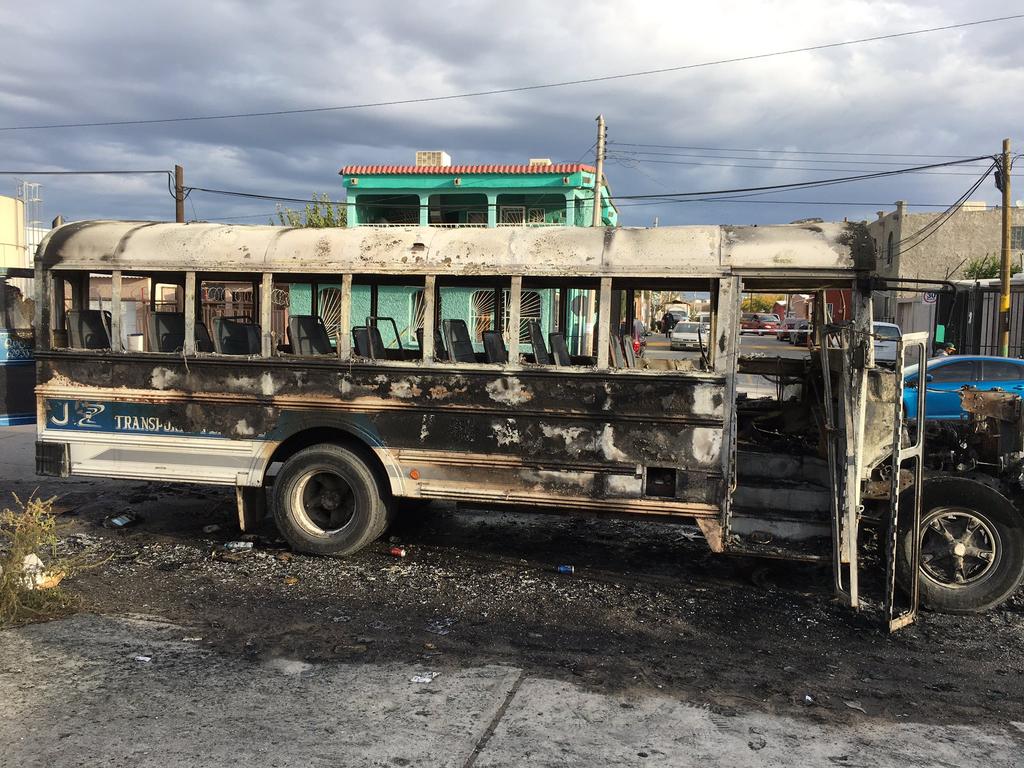 La madrugada de este miércoles, cuatro camiones que trasladaban personal de maquilas fueron interceptados e incendiados en el cruce de las avenidas Granjero y Tecnológico, cerca de la carretera Panamericana, en Ciudad Juárez. (ESPECIAL)