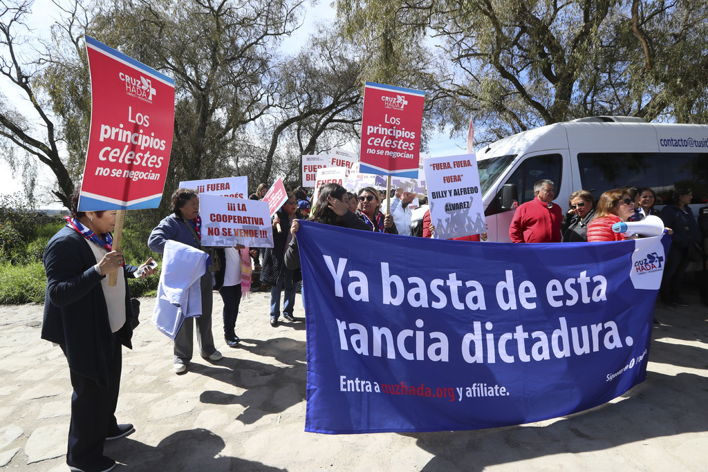 Socios de la Cooperativa Cruz Azul se manifestaron ayer en las instalaciones de la Federación Mexicana de Futbol, mostraron su rechazo hacia los hermanos Álvarez y también Víctor Garcés. (AGENCIAS)