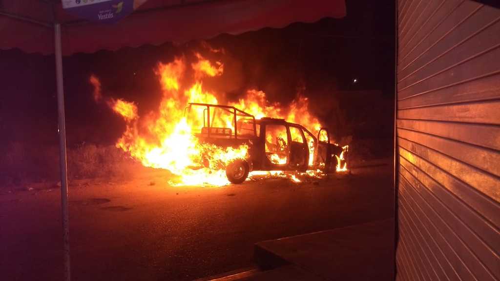 Enfurecidos por el accidente, los vecinos de Zaragoza Sur incendiaron la patrulla 35248 de la Policía Municipal de Torreón. (EL SIGLO DE TORREÓN)