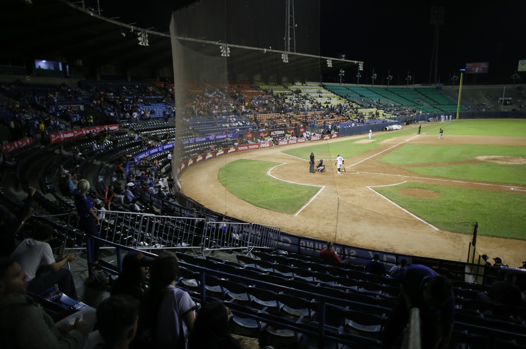 El semivacío estadio Universitario de Caracas durante el partido inaugural de la temporada de la liga invernal de Venezuela entre los Leones del Caracas y los Tigres de Aragua, el pasado martes. (AP)