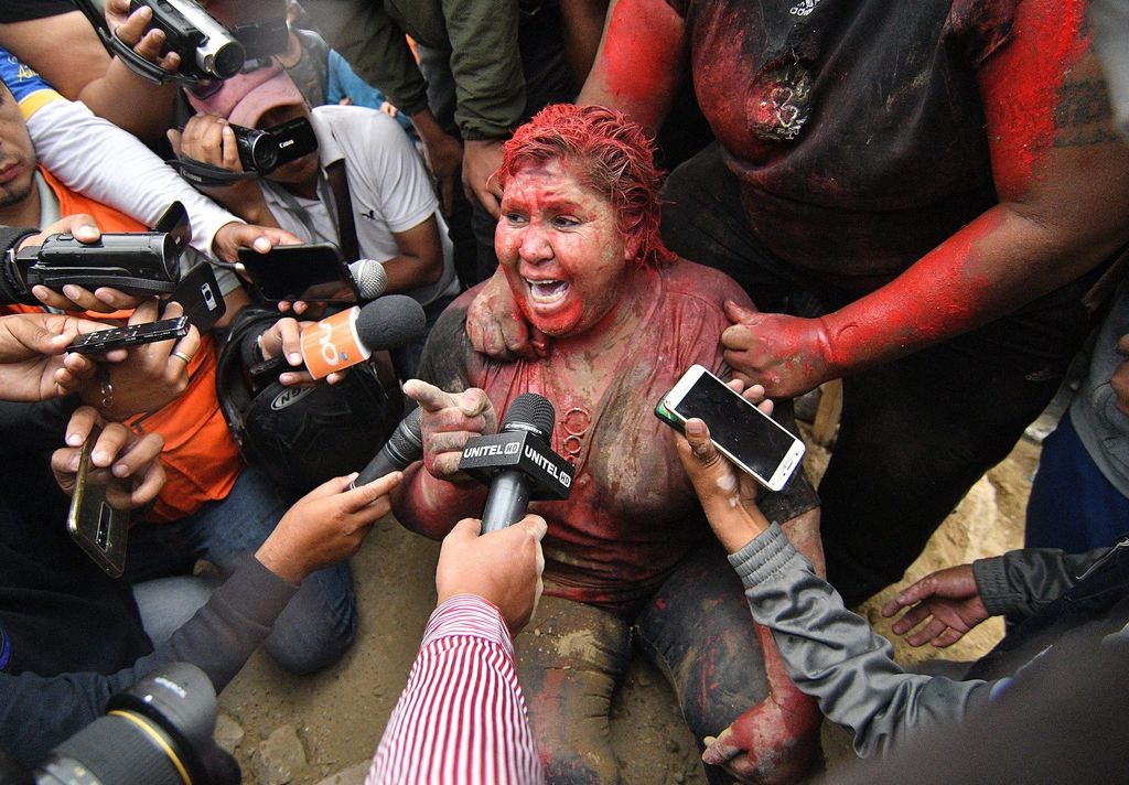 Los manifestantes rociaron pintura rojiza a la alcaldesa, Patricia Arce, además le cortaron el cabello y gritaban '¡asesina!'. (EFE)