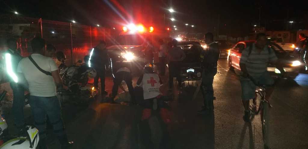El joven lesionado fue atendido por el personal de la Cruz Roja de Gómez Palacio y trasladado a un hospital. (EL SIGLO DE TORREÓN)