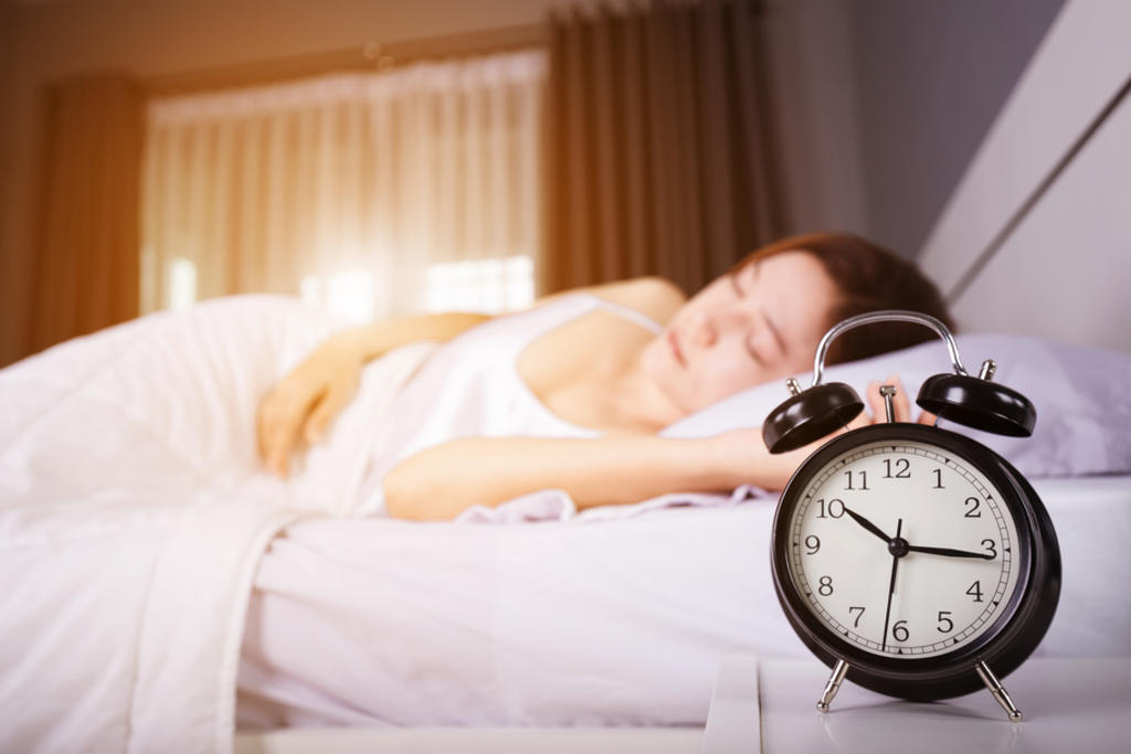 Dormir con la luz prendida aumenta de manera significativa la posibilidad de padecer aterosclerosis, una enfermedad cardíaca que puede ser mortal. (ARCHIVO)