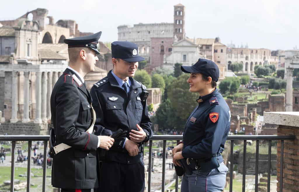 Oficiales de policía de origen chino realizan patrullajes en conjunto con sus homólogos italianos. Esto como parte de un programa de tres semanas de duración. (ARCHIVO)