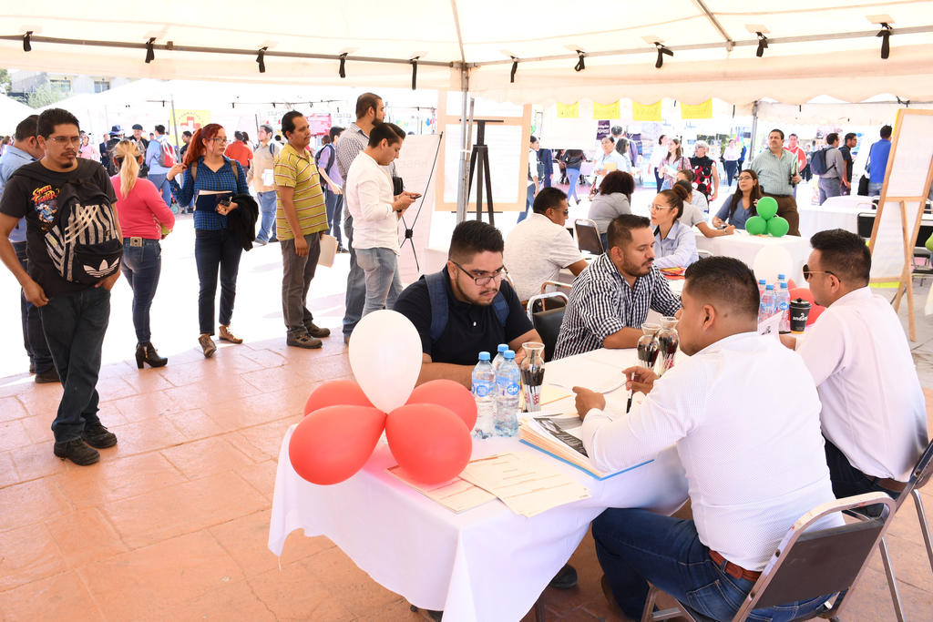 Con la presencia de más de 100 empresas de todos los ramos, en la explanada de la Plaza Mayor, este jueves se realizó la última magna Feria del Empleo 2019, que organiza el Ayuntamiento de Torreón. (FERNANDO COMPEÁN)