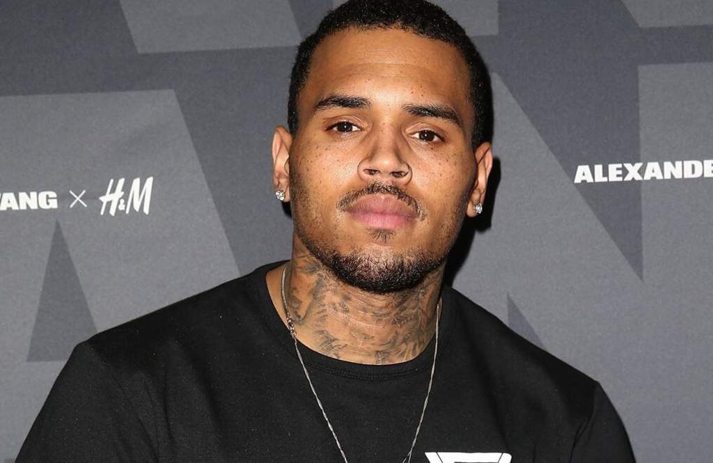Chris Brown sorprendió a sus vecinos y fans al organizar una venta de cochera en su residencia de Los Ángeles, sin embargo, uno de sus clientes se llevó la gran sorpresa al encontrar en una de las sudaderas del músico un bote con marihuana. (ESPECIAL)