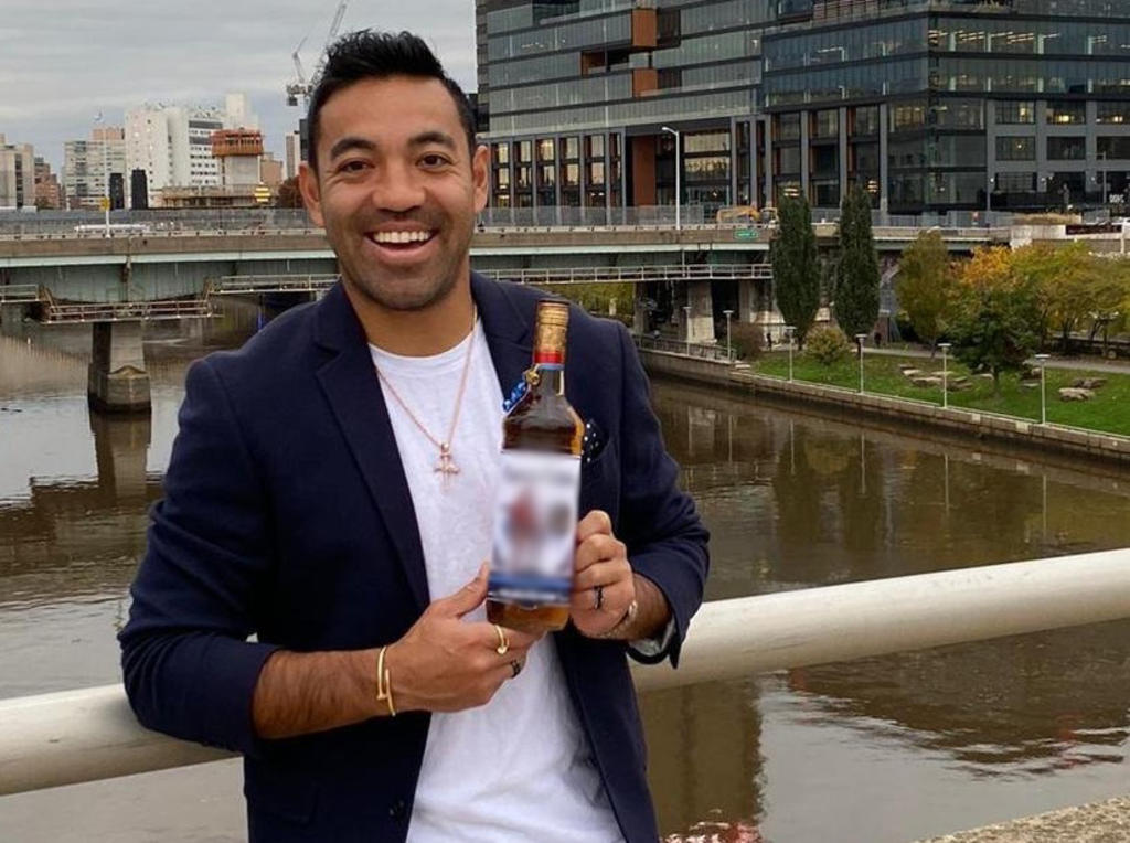 Marco Fabían presumió en redes sociales el convenio con la marca de bebida alcohólica. (TWITTER)