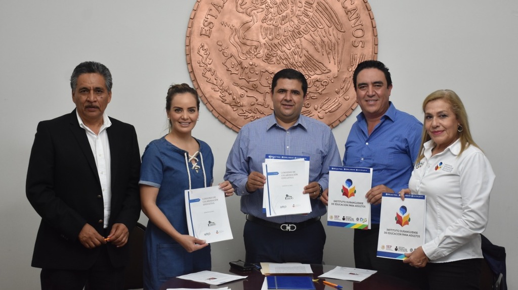 El Ayuntamiento de Lerdo y el IDEA firmaron un convenio de colaboración para sumar esfuerzos en la lucha contra el analfabetismo. (EL SIGLO DE TORREÒN/EDITH GONZÁLEZ)
