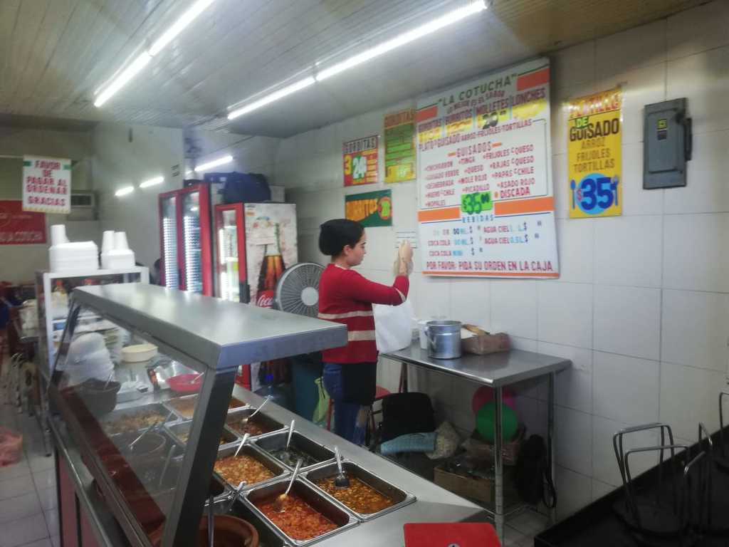 Algunos comerciantes de Torreón ocupan diariamente la tortilla para vender sus productos. (BEATRIZ A. SILVA)