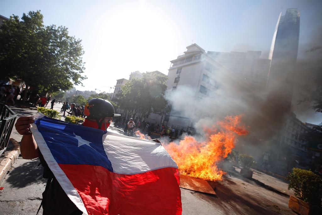 Chile vive desde hace casi tres semanas una ola de protestas y manifestaciones que ha dejado una veintena de fallecidos. (ARCHIVO)