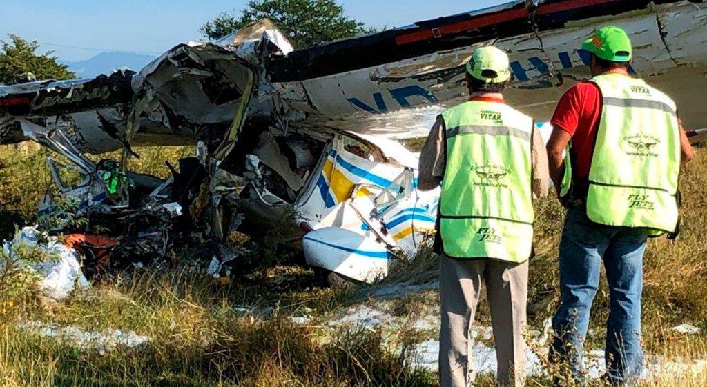 Una aeronave tipo Cesna 167 con número de matrícula XB JVN se desplomó esta mañana de viernes en un campo del municipio de Temixco, próximo al aeropuerto Mariano Matamoros; los dos tripulantes fallecieron. (ESPECIAL)