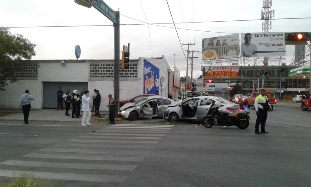 El accidente se registró a las 7:15 de la mañana de este viernes en el cruce de la avenida Presidente Carranza y El Siglo de Torreón del sector Centro de la ciudad. 
(EL SIGLO DE TORREÓN)