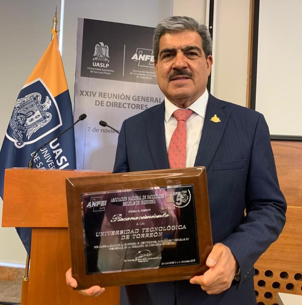 El reconocimiento fue entregado a Raúl Martínez Hernández, rector de la UTT, durante la ceremonia que se llevó a cabo en la XXIV Reunión General de Directores de la ANFEI. (EL SIGLO DE TORREÓN)