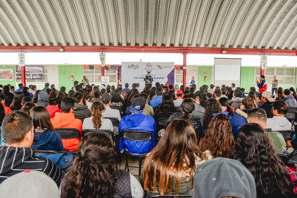 La conferencia 'La vida por delante' pudo ser observada por de tres mil alumnos de ocho diferentes planteles del CECyTE.
