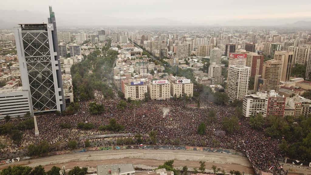 Imagen aérea de la Plaza Italia este viernes cuando se cumplen tres semanas de protestas, durante la masiva manifestación en Santiago de Chile.