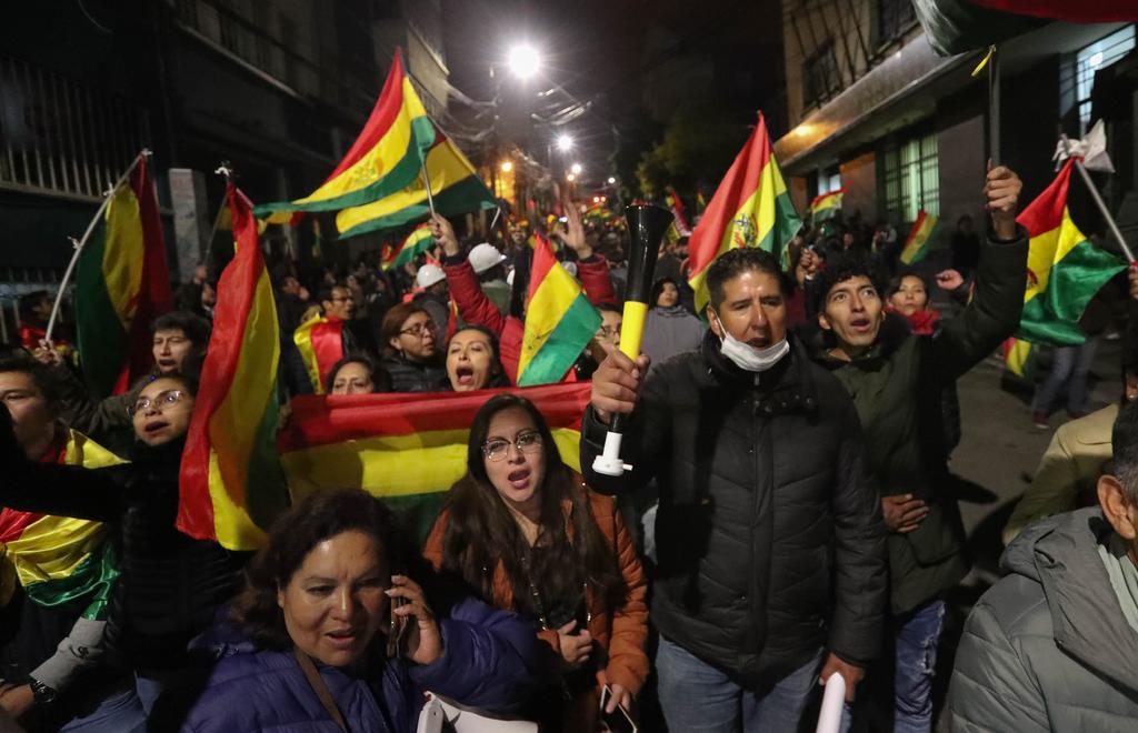 Grupos de ciudadanos se concentraron frente a comisarías y cuarteles militares en varias ciudades de Bolivia para pedir a los uniformados que estén al lado del pueblo.