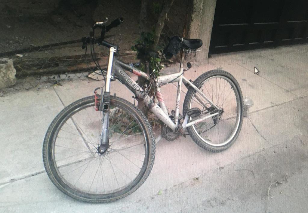 El lesionado viajaba a bordo de una bicicleta de la marca Benotto de color gris con negro.