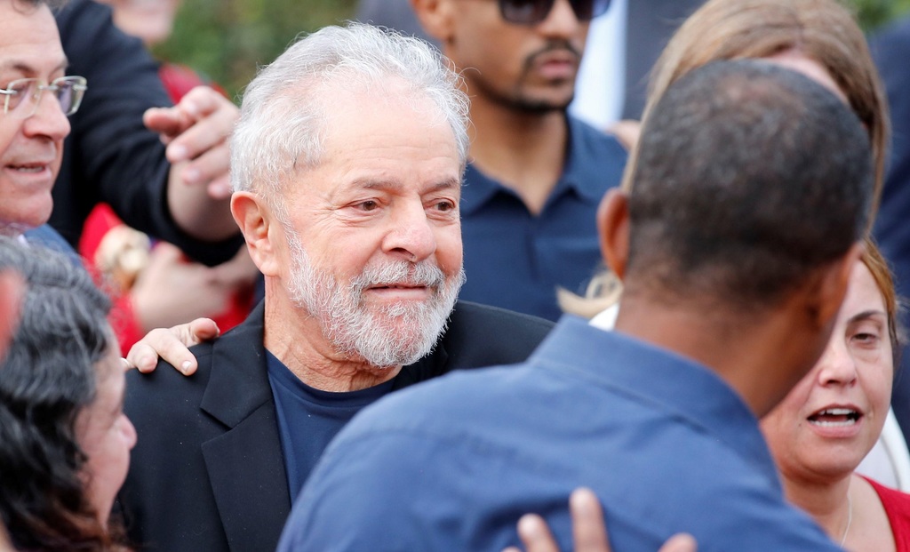 Ciudadanos se manifestaron frente a la sede de la Policía Federal, tras la sentencia del Tribunal Supremo de liberar a Lula.