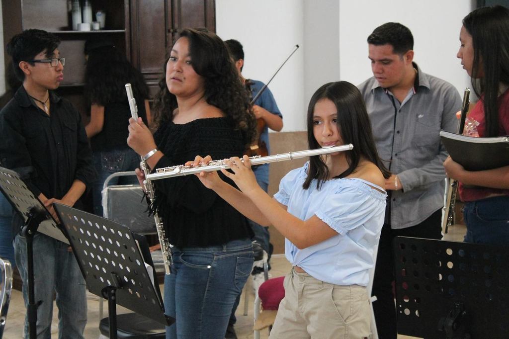 Los jóvenes han desarrollado sus capacidades artísticas al aprender a tocar instrumentos de orquesta. (ARCHIVO)