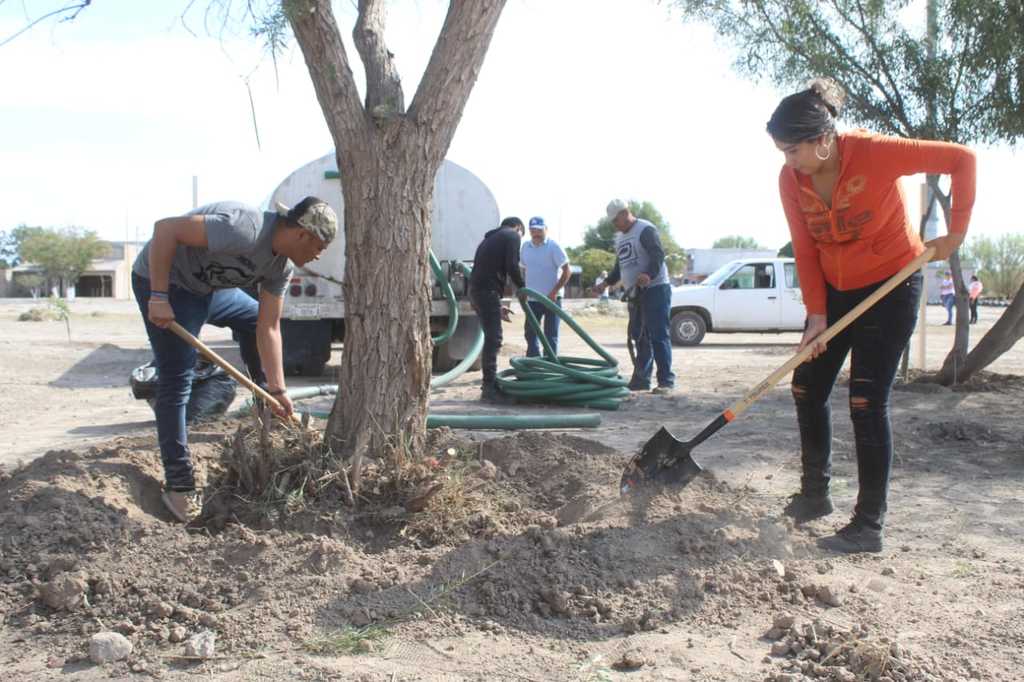 Personal del municipio, de la empresa y vecinos participaron en la jornada de limpieza del parque de la colonia El Fénix. (EL SIGLO DE TORREÓN)