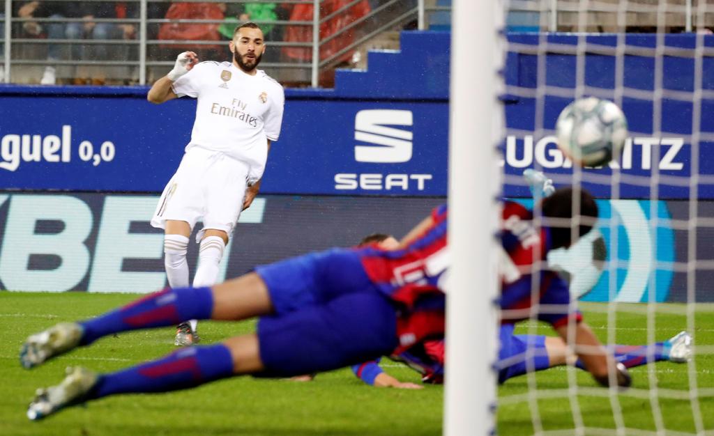 El francés Karim Benzema anota un gol en el juego ante el Eibar, en el que los Merengues se impusieron 4-0.