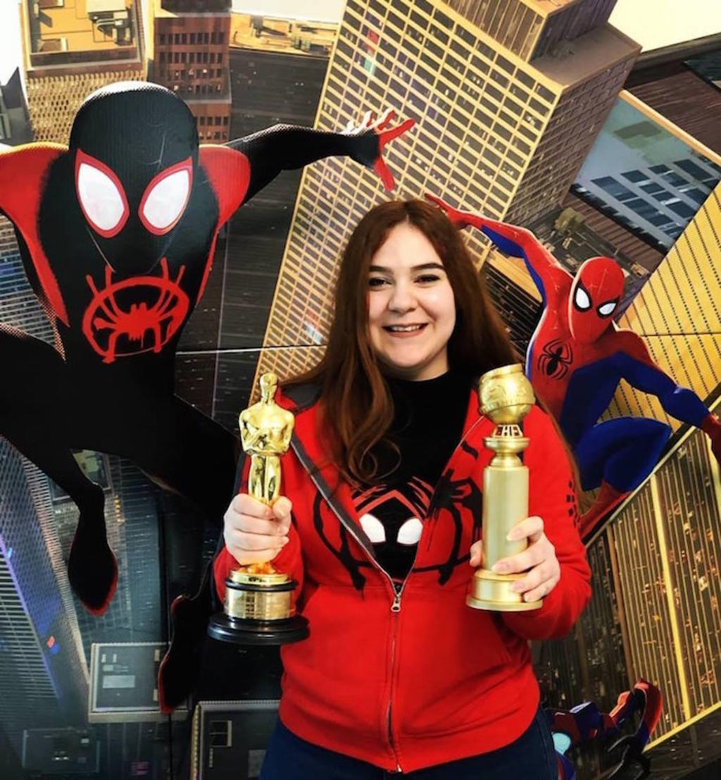 Exitosa. Leticia junto al Óscar ganado por Spider-Man: Into the Spider-Verse (2018).