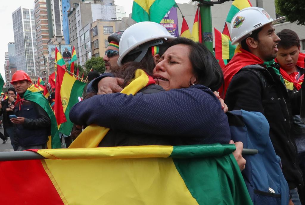 Ciudadanos bolivianos festejan la renuncia del presidente de Bolivia, Evo Morales. (EFE)