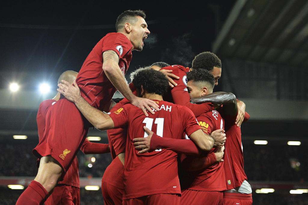 Liverpool derrotó 3-1 al Manchester City y ya se alejó a nueve puntos del equipo de Josep Guardiola. (EFE)
