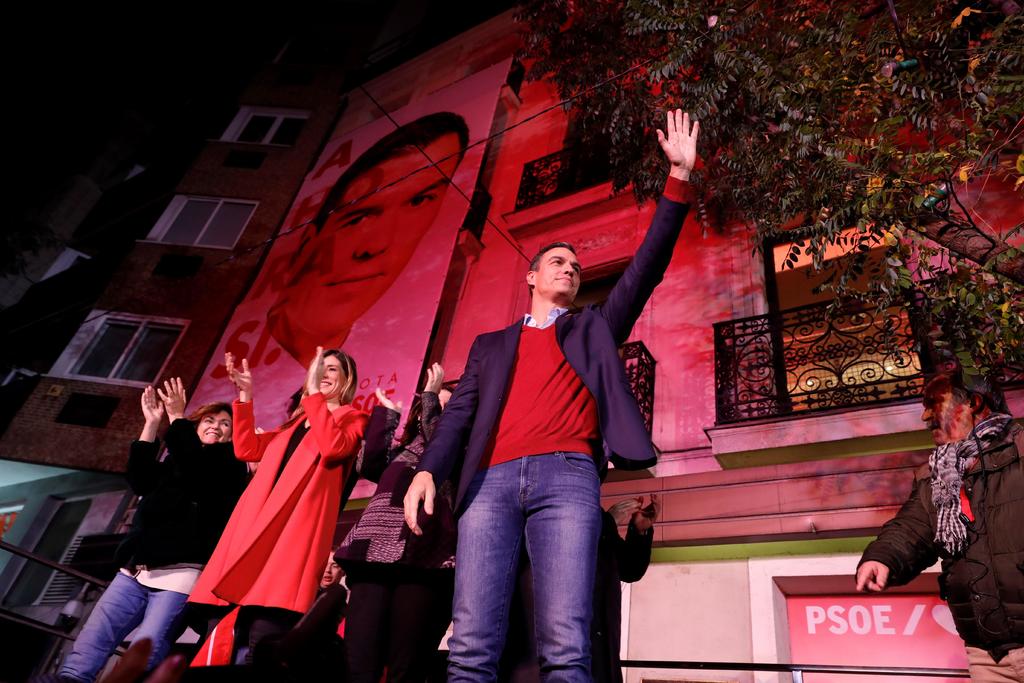 El líder del PSOE, Pedro Sánchez, y su esposa celebran los resultados electorales en la sede de Ferraz, ayer domingo en Madrid. (EFE)