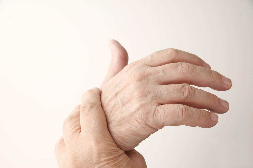 La artritis reumatoide comienza en las personas con mayor frecuencia entre los 30 y 50 años. (ARCHIVO)