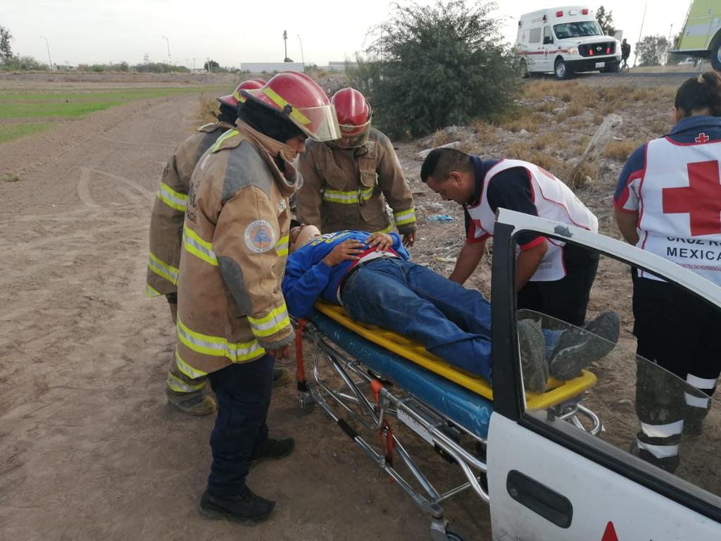 Paramédicos de la Cruz Roja, en coordinación con los elementos de Bomberos, auxiliaron al hombre lesionado. (EL SIGLO DE TORREÓN)
